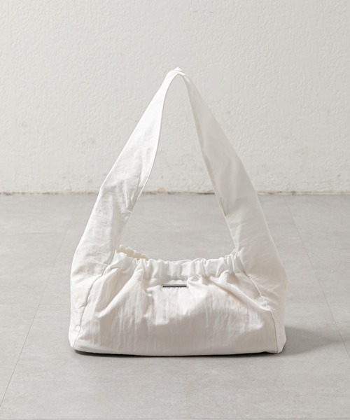 COLONY 2139（コロニートゥーワンスリーナイン）の「WEB・一部店舗限定 / ナイロンギャザーワンショルダー（ショルダーバッグ・レディース・ホワイト/ブラック/ベージュ・FREE）」の18枚目の写真