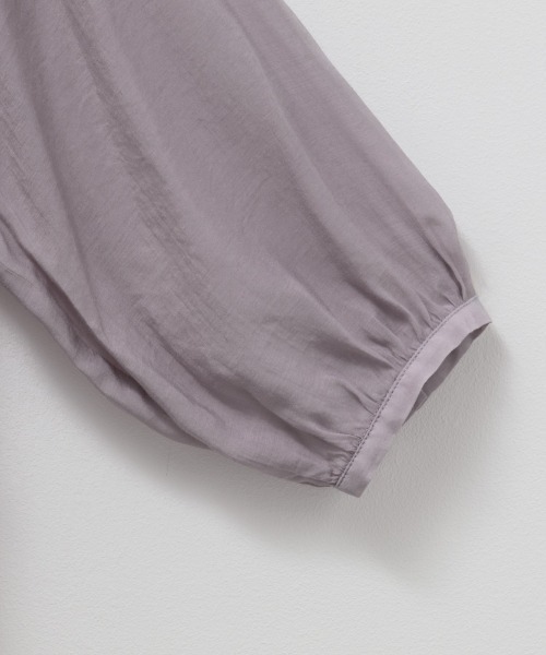 HusHusH（ハッシュアッシュ）の「HusHusH ハッシュアッシュ バンドカラーシアーシャツ（シャツ/ブラウス・レディース・スモークピンク/ライトグレー・M/L/S）」の12枚目の写真