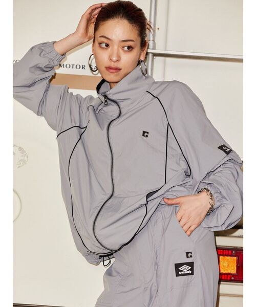 EMODA（エモダ）の「【UMBRO×EMODA】2WAYオーバーナイロンブルゾン（ブルゾン・レディース・グレー/ブラック・FREE）」の3枚目の写真