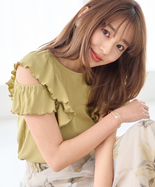 alotta(アロッタ)の「オープンショルダーテレコリブトップス(Tシャツ/カットソー・レディース・ブラック/マスタード・X-LARGE/MEDIUM/LARGE)」の4枚目の写真