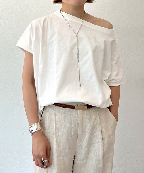 SHENERY（シーナリー）の「【着痩せアイテム】ピグメントボートネックカットソー（Tシャツ/カットソー・レディース・ライトベージュ/チャコールグレー/オフホワイト・FREE）」の2枚目の写真