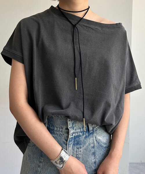 SHENERY（シーナリー）の「【着痩せアイテム】ピグメントボートネックカットソー（Tシャツ/カットソー・レディース・ライトベージュ/チャコールグレー/オフホワイト・FREE）」の3枚目の写真