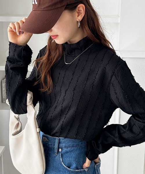 GeeRA(ジーラ)の「ジャガードフリンジハイネックトップス(Tシャツ/カットソー・レディース・ブラック/オフホワイト/ブルー/モカ・MEDIUM/LARGE/X-LARGE)」の3枚目の写真