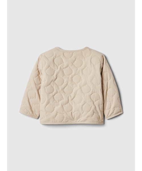 GAP（ギャップ）の「リサイクル キルティング ジャケット (ベビー)（ノーカラージャケット・キッズ・ベージュ・70cm/80ｃｍ/90cm/60cm）」の2枚目の写真