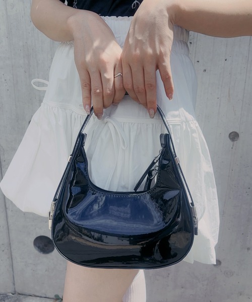 Newlyme（ニューリーミー）の「ハーフムーンコンパクトバッグ（ショルダーバッグ・レディース・ブラック/レッド/ホワイト・FREE）」の3枚目の写真