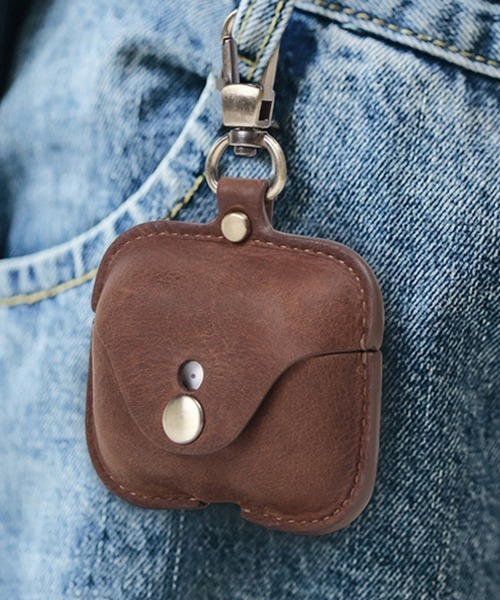 Fun & Daily(ファンアンドデイリー)の「Cow Leather AirPods Pro Case / カウレザーエアーポッズプロケース(ヘッドフォン/イヤホン・メンズ・ブラウン/ネイビー・FREE)」の1枚目の写真