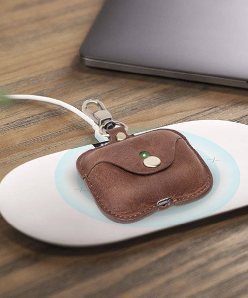 Fun & Daily(ファンアンドデイリー)の「Cow Leather AirPods Pro Case / カウレザーエアーポッズプロケース(ヘッドフォン/イヤホン・メンズ・ブラウン/ネイビー・FREE)」の7枚目の写真
