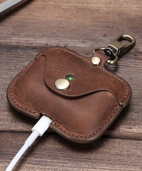 Fun & Daily(ファンアンドデイリー)の「Cow Leather AirPods Pro Case / カウレザーエアーポッズプロケース(ヘッドフォン/イヤホン・メンズ・ブラウン/ネイビー・FREE)」の8枚目の写真