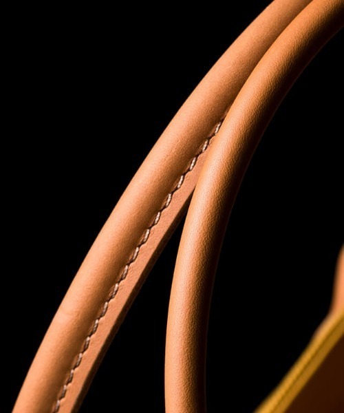 L.L.Bean（エルエルビーン）の「L.L.Bean / 別注 Deep Bottom Leather Handle Zip Tote L（トートバッグ・メンズ・ネイビー/ブラウン・ONE SIZE）」の5枚目の写真