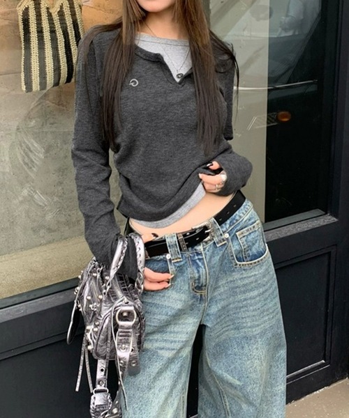 MEMECLE（メメクル）の「【 MEMECLE / メメクル 】バイカラー レイヤード キーネック ロンT（Tシャツ/カットソー・レディース・グレー/ブラック・L/M）」の2枚目の写真