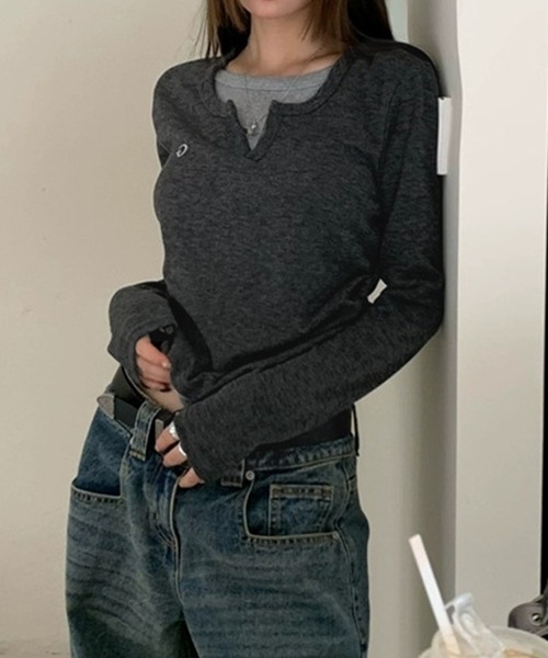 MEMECLE（メメクル）の「【 MEMECLE / メメクル 】バイカラー レイヤード キーネック ロンT（Tシャツ/カットソー・レディース・グレー/ブラック・L/M）」の8枚目の写真