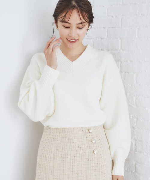 index（インデックス）の「◆《6color》ラムライクVネックニット【洗濯機洗い可】（ニット/セーター・レディース・ベージュ/ホワイト系9/ライトグレー/ブルー系5/チャコールグレー/ベビーピンク・00）」の2枚目の写真