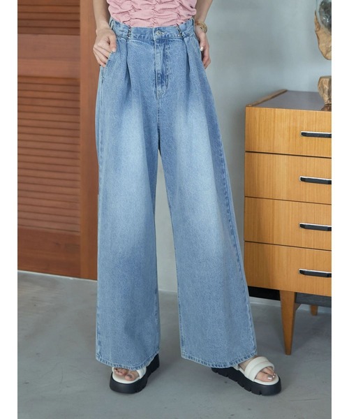 earth music&ecology(アースミュージックアンドエコロジー)の「タックホックデニムパンツ(デニムパンツ・レディース・ライトインディゴブルー/ブラック/ライトグレー・M/S)」の7枚目の写真