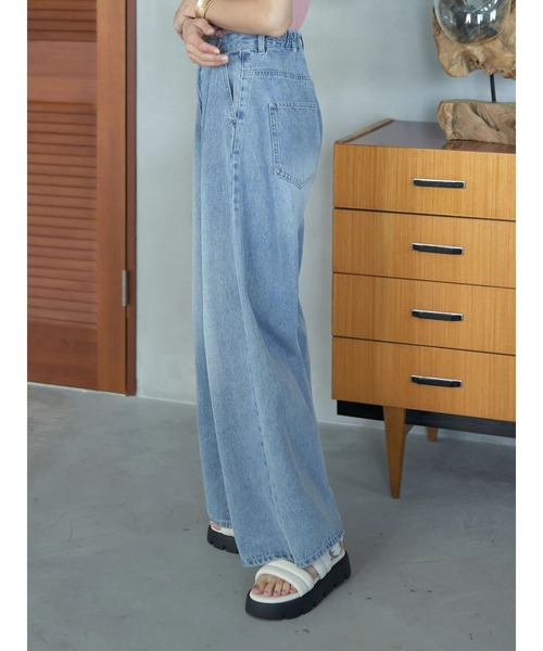 earth music&ecology(アースミュージックアンドエコロジー)の「タックホックデニムパンツ(デニムパンツ・レディース・ライトインディゴブルー/ブラック/ライトグレー・M/S)」の6枚目の写真