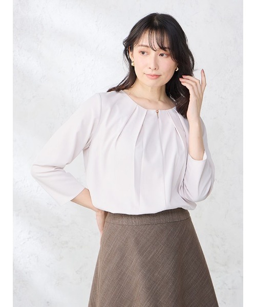 Perfect Suit FActory(パーフェクトスーツファクトリー)の「ロントタック ビジュー付き ジョーゼットブラウス オフホワイト/グレー/ベージュ(シャツ/ブラウス・レディース・ライトグレー/ベージュ/オフホワイト・L/M/S)」の3枚目の写真
