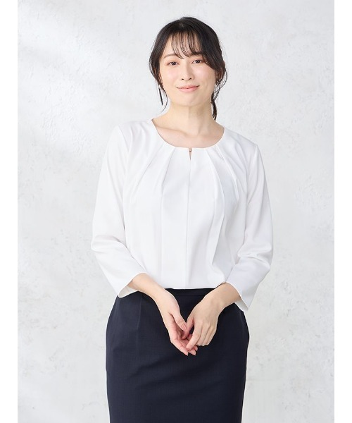 Perfect Suit FActory(パーフェクトスーツファクトリー)の「ロントタック ビジュー付き ジョーゼットブラウス オフホワイト/グレー/ベージュ(シャツ/ブラウス・レディース・ライトグレー/ベージュ/オフホワイト・L/M/S)」の2枚目の写真