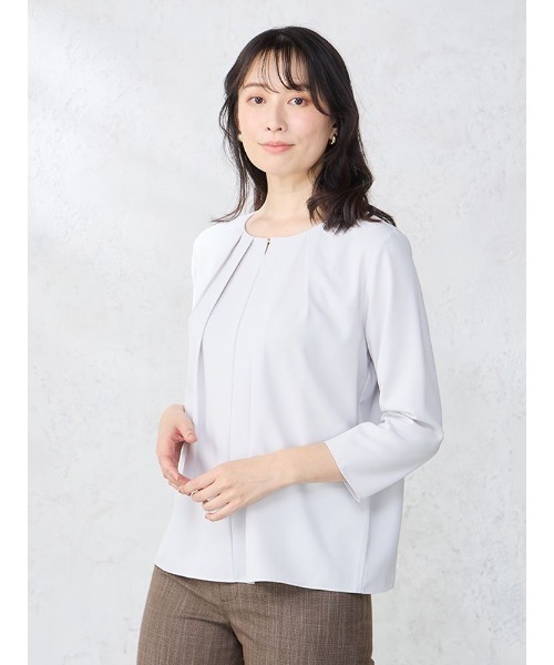 Perfect Suit FActory(パーフェクトスーツファクトリー)の「ロントタック ビジュー付き ジョーゼットブラウス オフホワイト/グレー/ベージュ(シャツ/ブラウス・レディース・ライトグレー/ベージュ/オフホワイト・L/M/S)」の13枚目の写真