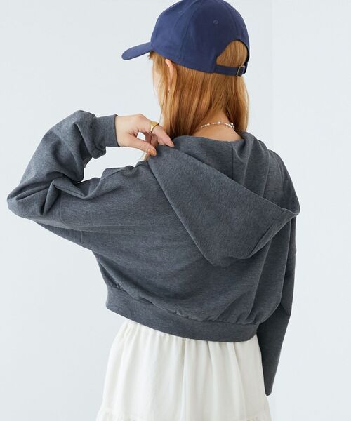 MAJESTIC LEGON（マジェスティックレゴン）の「ショート丈裏毛ジップパーカー（パーカー・レディース・アイボリー/グレー/チャコールグレー・MEDIUM）」の16枚目の写真