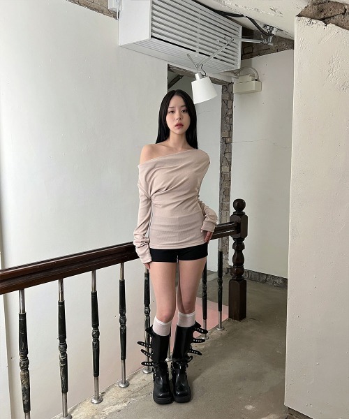 4INT.(フォイント)の「【3way】 アシンメトリー ドレープ シャーリング 長袖 トップス(Tシャツ/カットソー・レディース・ホワイト/ベージュ/ブラック・FREE)」の4枚目の写真