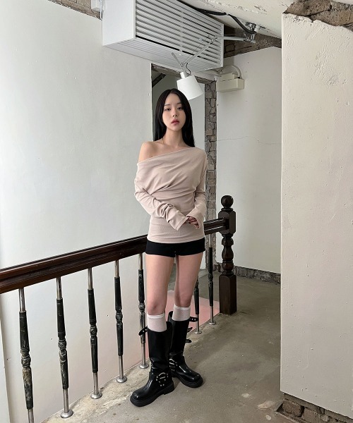 4INT.(フォイント)の「【3way】 アシンメトリー ドレープ シャーリング 長袖 トップス(Tシャツ/カットソー・レディース・ホワイト/ベージュ/ブラック・FREE)」の7枚目の写真