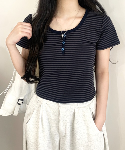 Teem Store（チームストア）の「【新色追加！】ボーダークロップドTシャツ 半袖 ピチT ヘンリーネック ダークボーダー（Tシャツ/カットソー・レディース・その他/グレー・S/M）」の3枚目の写真