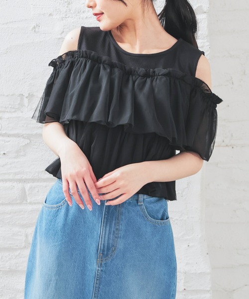 Honeys(ハニーズ)の「肩あきフリルトップス(Tシャツ/カットソー・レディース・ブラック/ホワイト/サックスブルー/ピンク・S/M/L)」の3枚目の写真