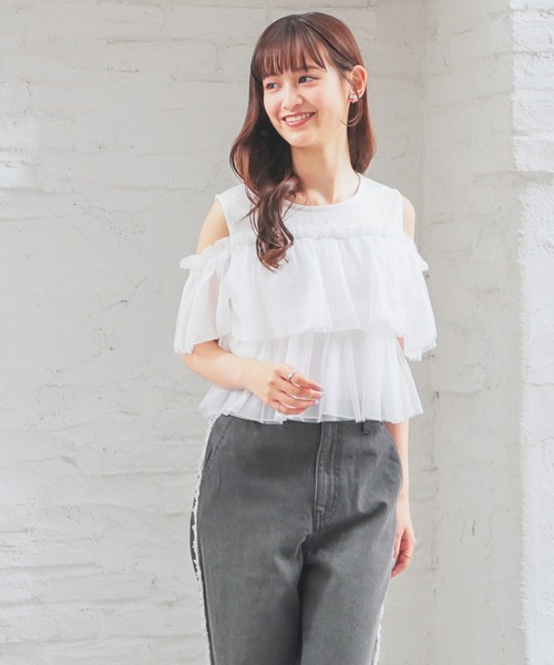 Honeys(ハニーズ)の「肩あきフリルトップス(Tシャツ/カットソー・レディース・ブラック/ホワイト/サックスブルー/ピンク・S/M/L)」の9枚目の写真