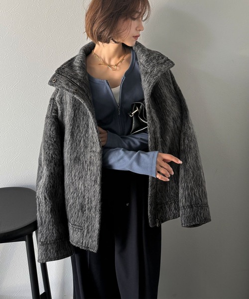 Classical Evon(クラシカルエヴォン)の「【Classical Evon】洗練された大人の魅力を惹き出す。シャギースタンド比翼デザインブルゾン(ブルゾン・レディース・チャコール/イエロー/ブラック・MEDIUM/LARGE/X-LARGE/SMALL)」の13枚目の写真