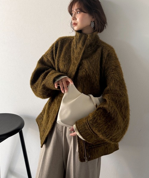 Classical Evon(クラシカルエヴォン)の「【Classical Evon】洗練された大人の魅力を惹き出す。シャギースタンド比翼デザインブルゾン(ブルゾン・レディース・チャコール/イエロー/ブラック・MEDIUM/LARGE/X-LARGE/SMALL)」の20枚目の写真
