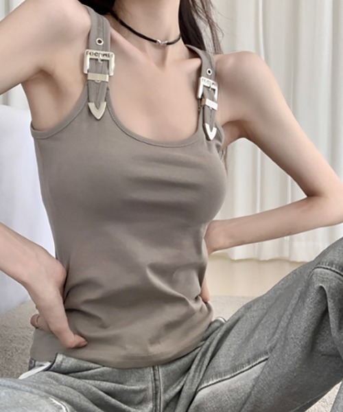 lilful(リルフル)の「バックルベルトデザイン クロップドタンクトップ(タンクトップ・レディース・ブラック/カーキ・M/S)」の12枚目の写真