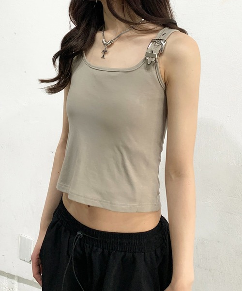 lilful(リルフル)の「バックルベルトデザイン クロップドタンクトップ(タンクトップ・レディース・ブラック/カーキ・M/S)」の4枚目の写真