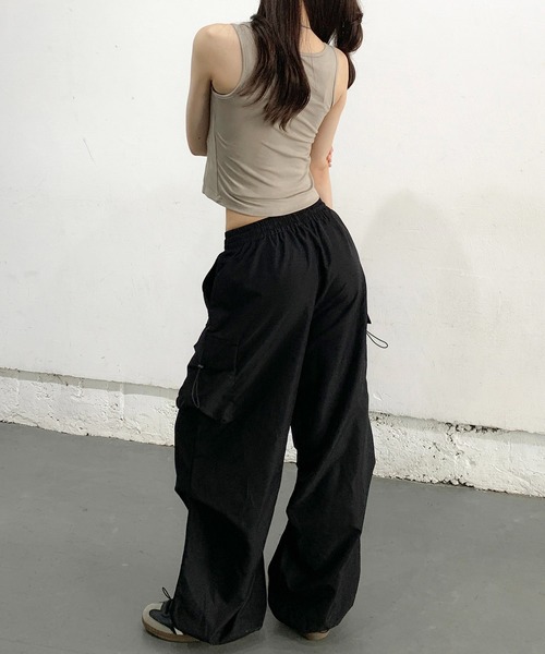 lilful(リルフル)の「バックルベルトデザイン クロップドタンクトップ(タンクトップ・レディース・ブラック/カーキ・M/S)」の6枚目の写真