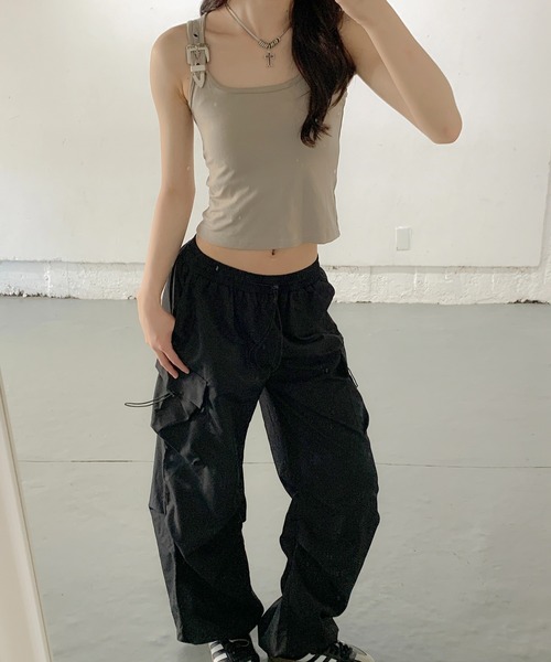 lilful(リルフル)の「バックルベルトデザイン クロップドタンクトップ(タンクトップ・レディース・ブラック/カーキ・M/S)」の7枚目の写真