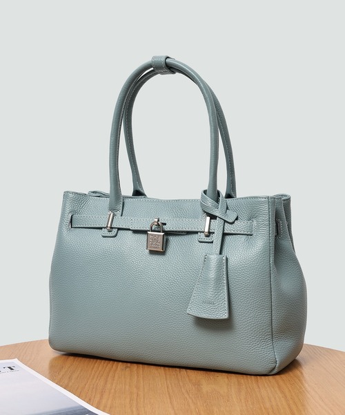 PADMA（パドマ）の「【PADMA/パドマ】 キーチャーム付 本革ベルトデザインハンドバッグ（ビジネスバッグ・レディース・ブラック/グレイッシュベージュ/スモークピンク/ベージュ系その他/サックスブルー・FREE）」の4枚目の写真