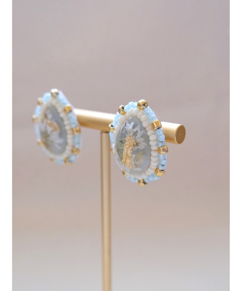 tone（トーン）の「【chiguhagu】【chiguhagu】押花×ビーズ刺繍ピアス(MA)（ピアス（両耳用）・レディース・シアン・FREE）」の2枚目の写真