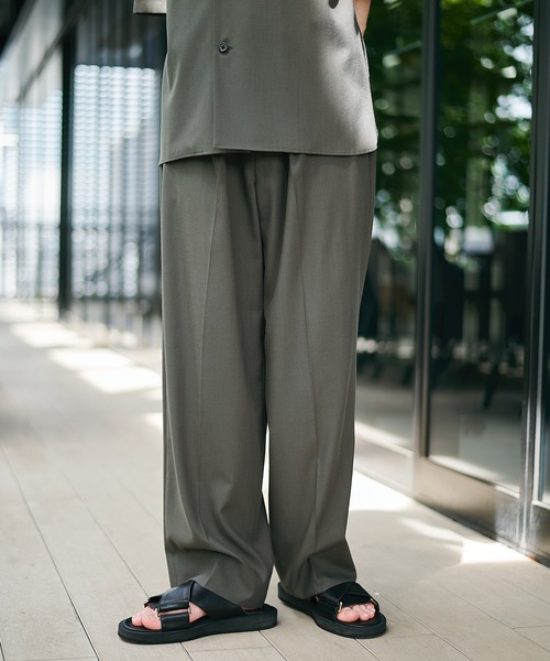 STUDIOUS（ステュディオス）の「【STUDIOUS】COOL WOOL WIDE SLACKS / 涼しいウール / 洗い可能（スラックス・メンズ・ブラック/ダークグリーン・1/2）」の2枚目の写真