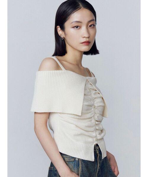 EMODA（エモダ）の「フロントボタンオフショルダーニット（ニット/セーター・レディース・ブルー/ブラック/ホワイト/ブラウン・FREE）」の9枚目の写真