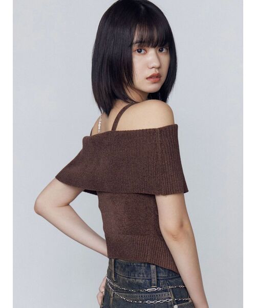 EMODA（エモダ）の「フロントボタンオフショルダーニット（ニット/セーター・レディース・ブルー/ブラック/ホワイト/ブラウン・FREE）」の15枚目の写真