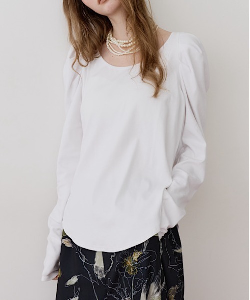 LA BELLE ETUDE(ラベルエチュード)の「ギャザーロングパフスリーブカットソー(Tシャツ/カットソー・レディース・ライトブルー/ブラック/ブラウン/ホワイト/ピンク・FREE)」の2枚目の写真