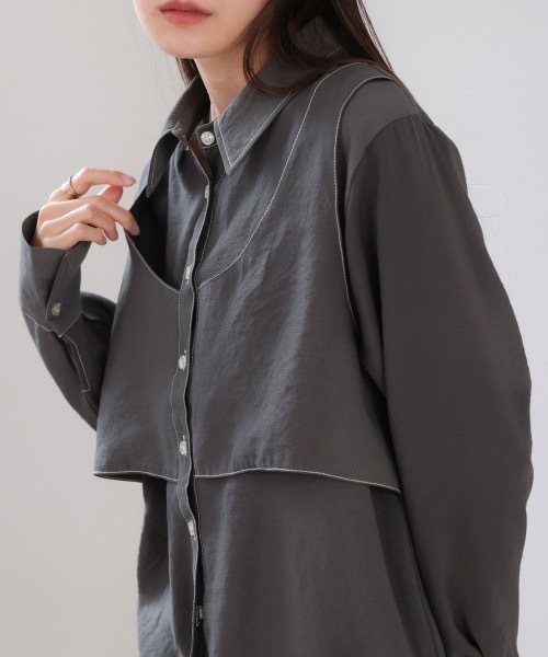 Bab(バブ)の「ビスチェドッキングシャツブラウス(シャツ/ブラウス・レディース・オフホワイト/ベージュ/チャコールグレー・MEDIUM)」の3枚目の写真