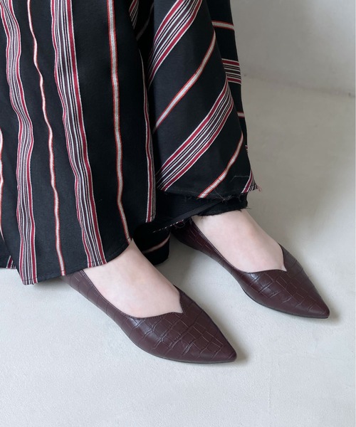 enchanted(エンチャンテッド)の「晴雨兼用Vカットポインテッドフラットシューズ(パンプス・レディース・ブラック/ベージュ/ダークブラウン・37/36/35/41/40/39/38)」の1枚目の写真