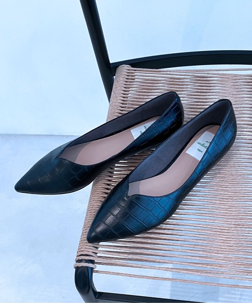 enchanted(エンチャンテッド)の「晴雨兼用Vカットポインテッドフラットシューズ(パンプス・レディース・ブラック/ベージュ/ダークブラウン・37/36/35/41/40/39/38)」の2枚目の写真