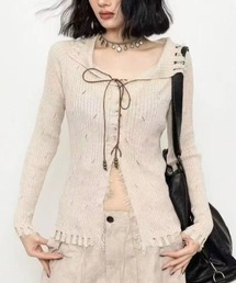 クラッシュ感×細リボンが映える、抜け感ニット