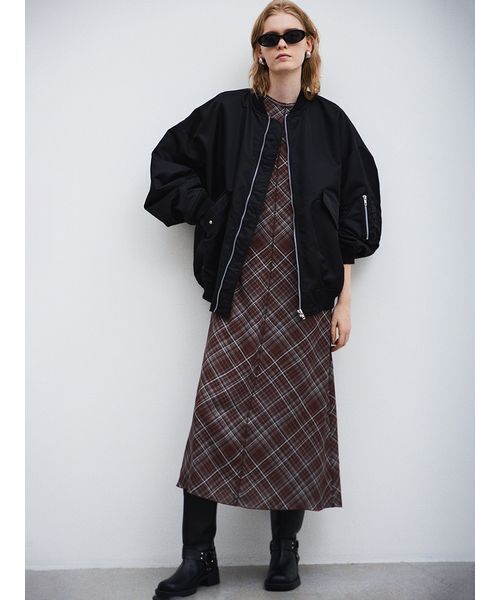 Mila Owen（ミラオーウェン）の「オーバルキャットアイスリムサングラス（サングラス・レディース・ブラウン/ブラック・F）」の3枚目の写真