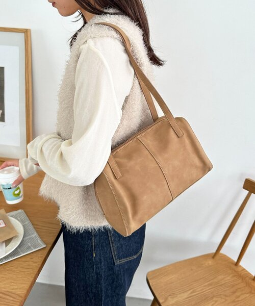 DISCOAT（ディスコート）の「スクエアくったりボストンバッグ（ボストンバッグ・レディース・ブラック/ブラウン/ベージュ・FREE）」の3枚目の写真