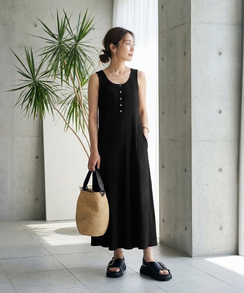 STYLE DELI(スタイルデリ)の「ヘンリーネックリブ生地フレアワンピース(ワンピース・レディース・ブラック/チャコールグレー・01/02)」の2枚目の写真