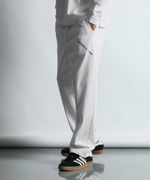 The DUFFER of ST.GEORGE（ザダファーオブセントジョージ）の「〔BLACK LABEL〕SORONA PONTE REGULAR FIT TRACK PANTS：セットアップ ポンチ素材 レギュラーフィット トラックパンツ（スウェットパンツ・メンズ・ホワイト/ブラック/ライトグレー・X-LARGE/LARGE/MEDIUM）」の2枚目の写真