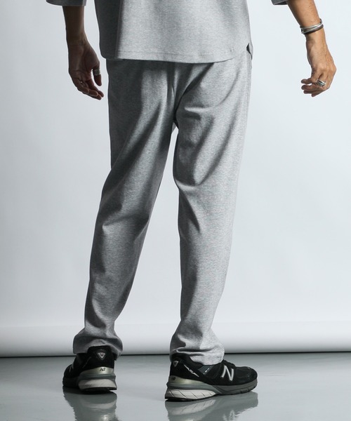 The DUFFER of ST.GEORGE（ザダファーオブセントジョージ）の「〔BLACK LABEL〕SORONA PONTE REGULAR FIT TRACK PANTS：セットアップ ポンチ素材 レギュラーフィット トラックパンツ（スウェットパンツ・メンズ・ホワイト/ブラック/ライトグレー・X-LARGE/LARGE/MEDIUM）」の13枚目の写真