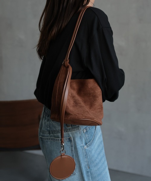 ap retro（アプレトロ）の「スウェード調ハンドBag / チャーム付き（ショルダーバッグ・レディース・ブラウン/ブラック・FREE）」の2枚目の写真