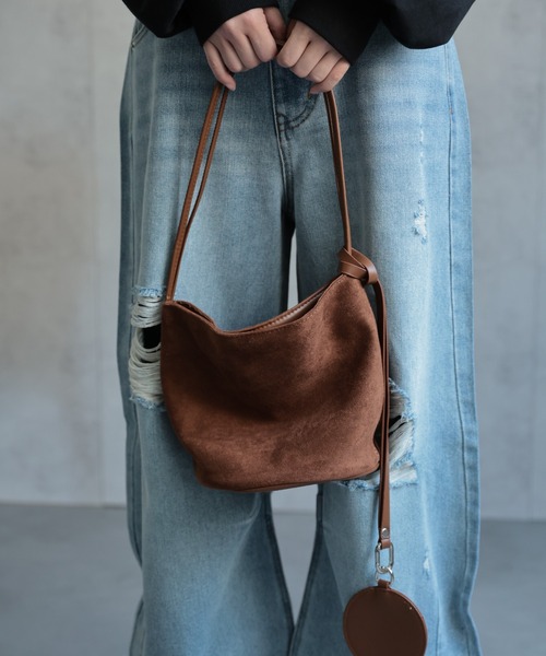ap retro（アプレトロ）の「スウェード調ハンドBag / チャーム付き（ショルダーバッグ・レディース・ブラウン/ブラック・FREE）」の6枚目の写真
